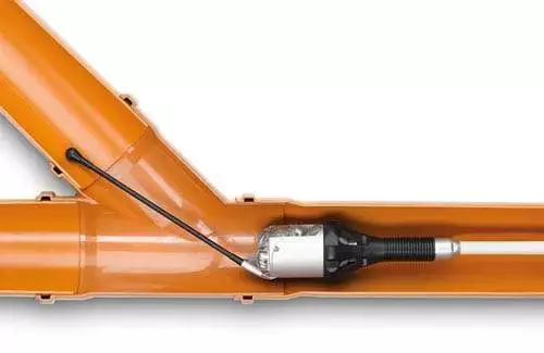 Kamera mit Kabel in Rohr